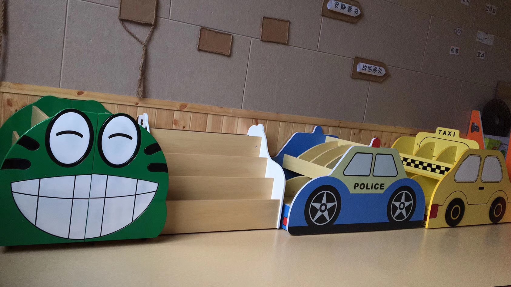 幼兒園卡通實木書柜