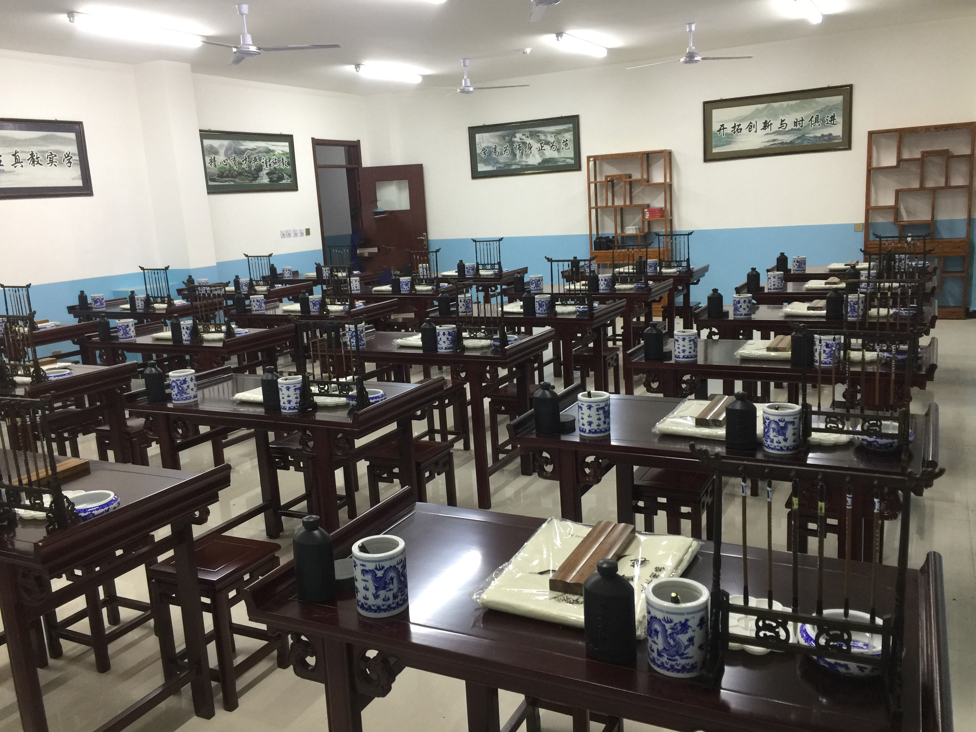 傳統(tǒng)紅木書法桌書法教室