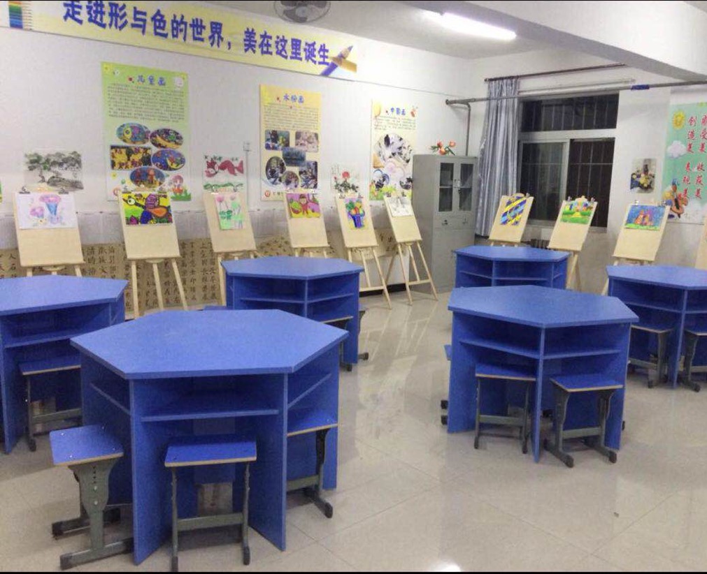 傳統(tǒng)六邊桌美術(shù)繪畫室
